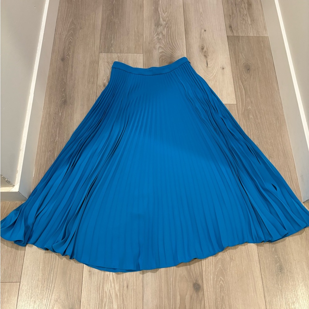 Elegant Blue Pleated Skirt - Picture 4 of 9